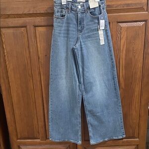 High-Rise Wide Leg Women’s Jeans - Light Blue NEW w tags Sz.6 inseam 31 inches